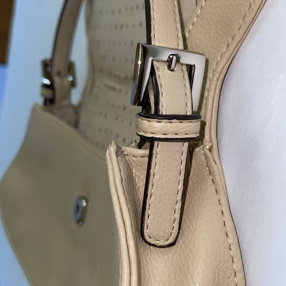 Liz Claiborne arm purse/clutch with removable 24” strap & magnetic snap closure - Picture 11 of 12